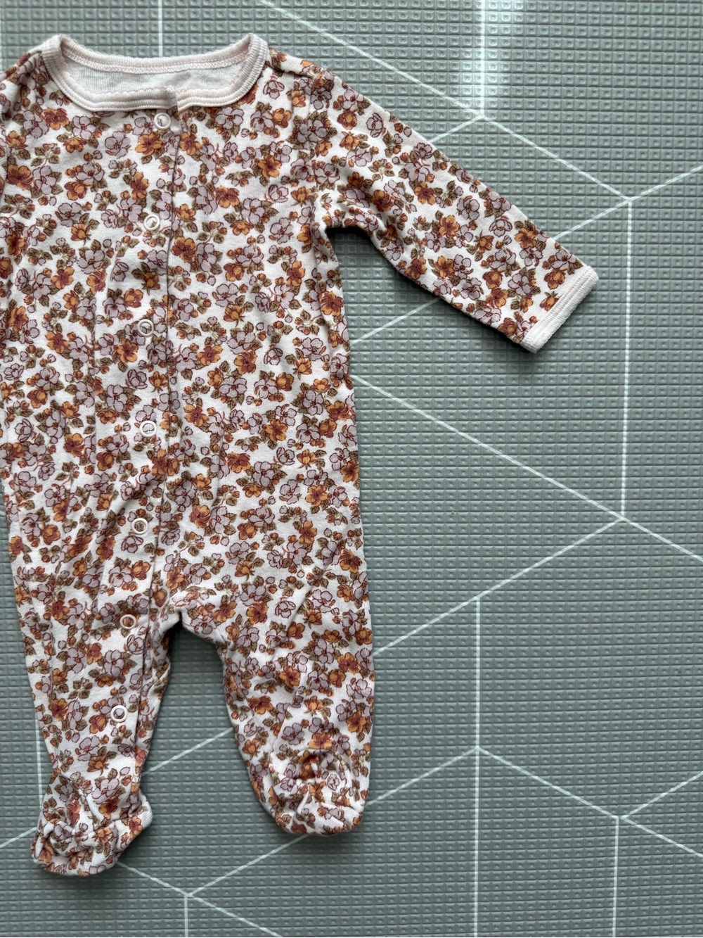 Carters|Baby girl Cream Ditsy Floral Footed One-Piece,long sleeve footies•••3M